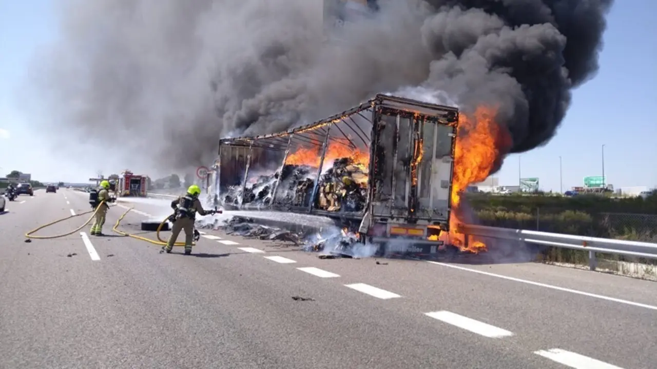 El incendio ha provocado una gran humareda