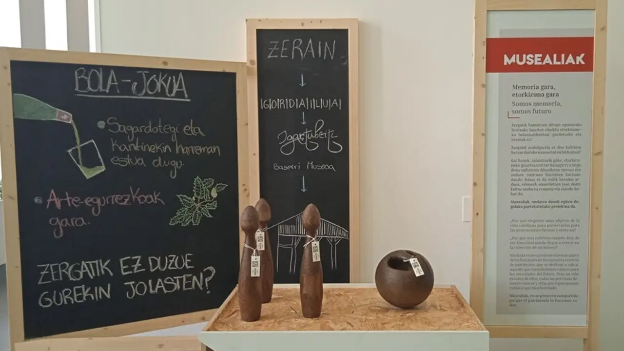 Juego de bolos que se exhibe en el caserio museo Igarubeiti de Ezkio