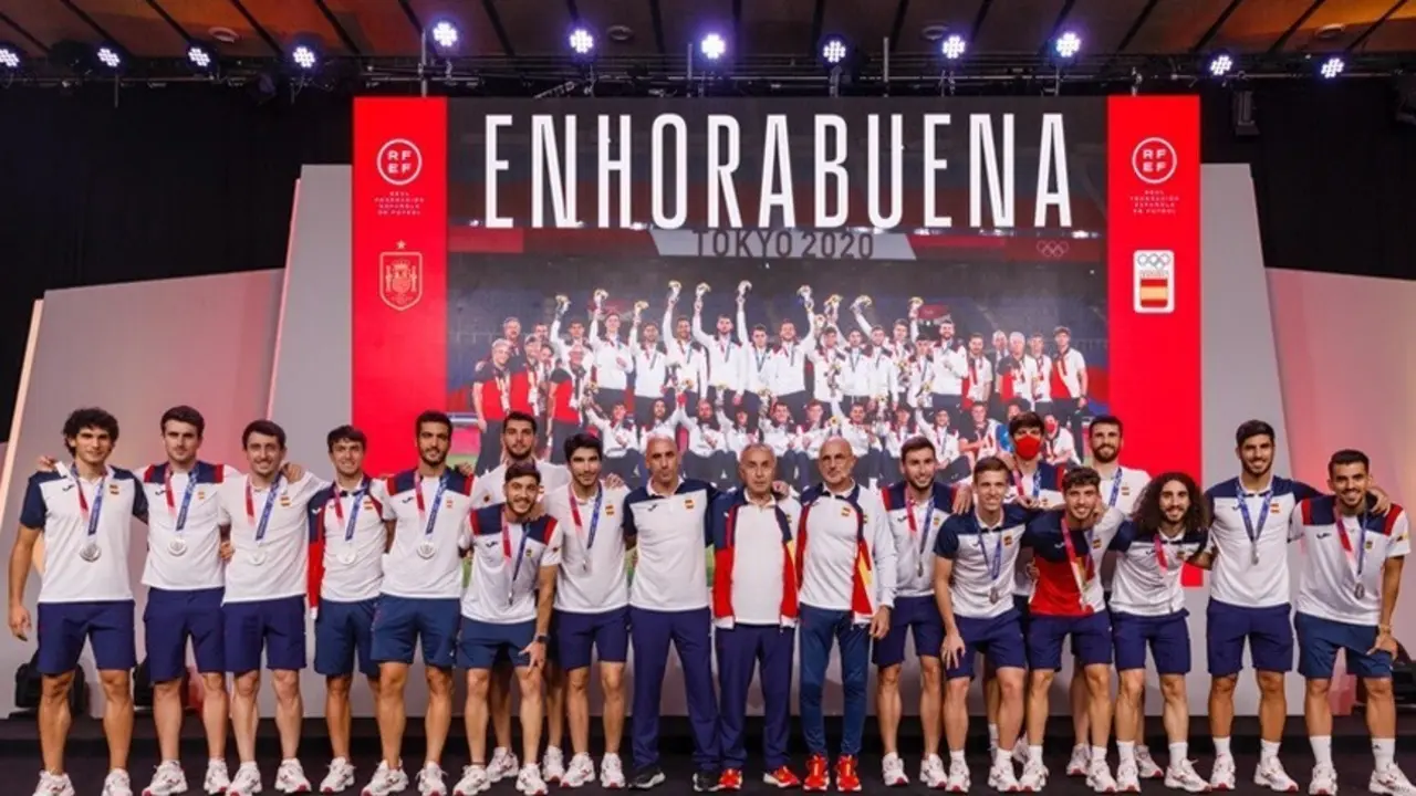 La selecci&oacute;n espa&ntilde;ola ol&iacute;mpica de f&uacute;tbol en su homenaje en la Ciudad del F&uacute;tbol de Las Rozas tras conquistar la medalla de plata en los Juegos de Tokio