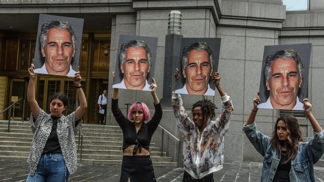 Archivo - Un grupo de mujeres se manifiesta contra el ped&oacute;filo millonario Jeffrey Epstein a las puertas de un tribunal de Nueva York.