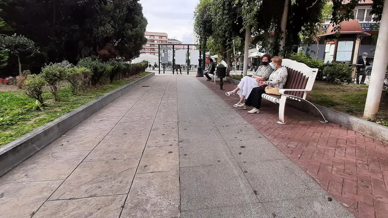 Dos personas con mascarilla sentadas en la Plaza Jos&eacute; Mar&iacute;a Gonz&aacute;lez Trevilla. /  S. D&Iacute;AZ