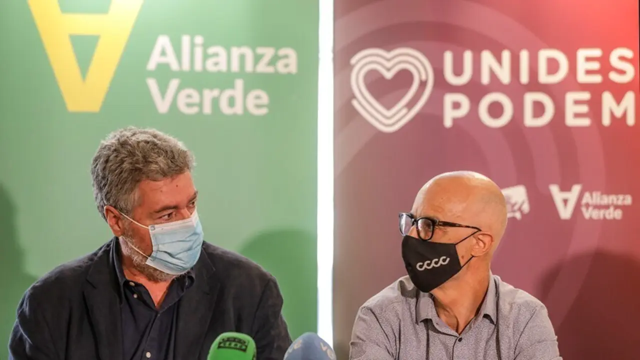 El coordinador de Alianza Verde y diputado de Unidas Podemos en el Congreso, Juantxo L&oacute;pez de Uralde, con su  secretario de Estudios, Juli&agrave; &Aacute;lvaro