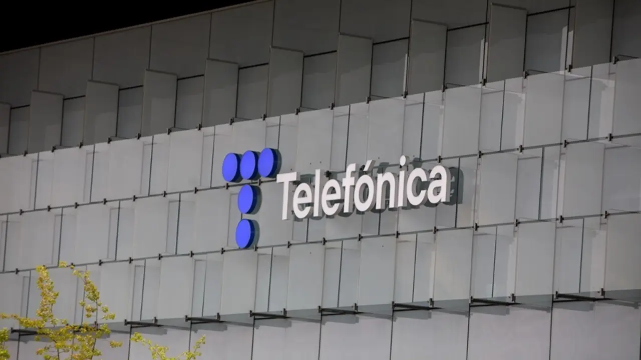 Archivo - Edificio de la sede de Telef&oacute;nica