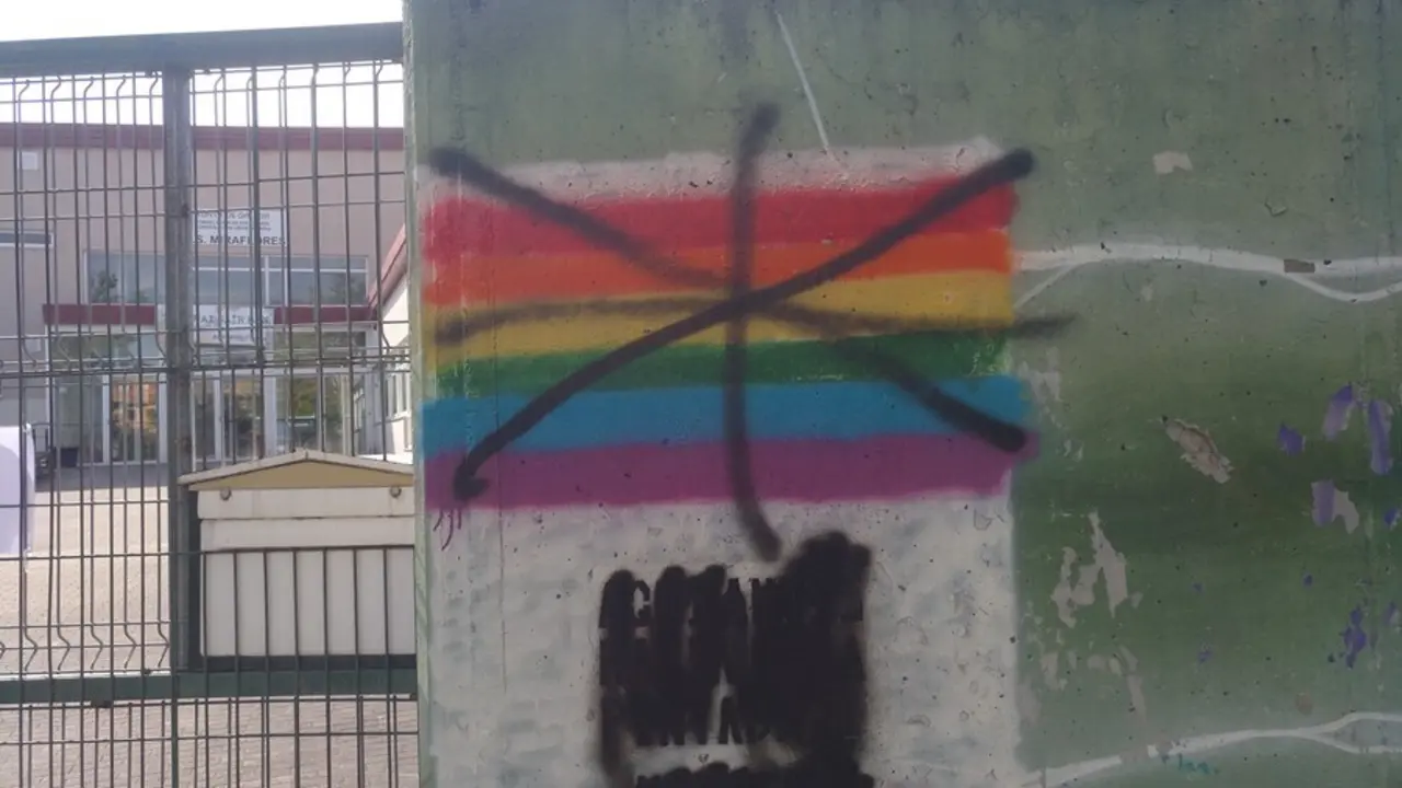 Pintada sobre una bandera LGBTI