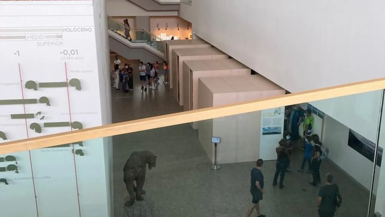 Archivo - Interior del Museo de la Evoluci&oacute;n Humana.