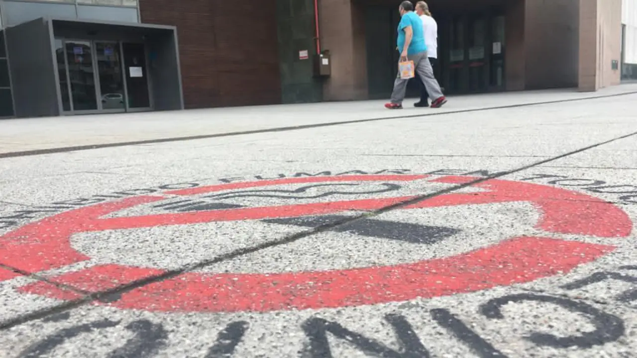 Dos personas se disponen a entrar en el Hospital Marqu&eacute;s de Valdecilla de Santander. / S. D&iacute;az