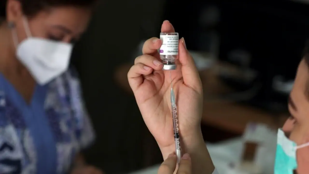 Una sanitaria prepara una dosis de la vacuna contra el coronavirus.EFE