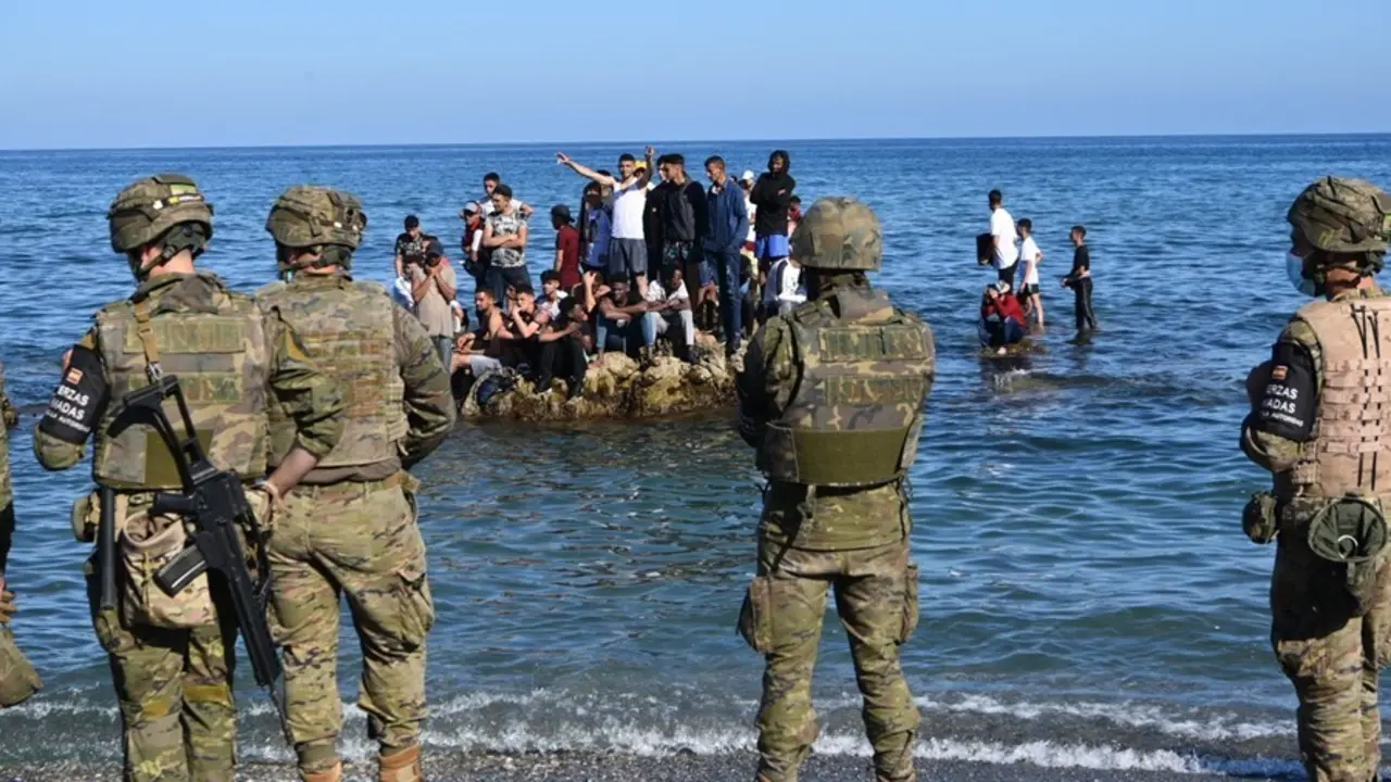 Archivo - Un militar del ej&eacute;rcito espa&ntilde;ol colabora en la orilla en una jornada marcada por las devoluciones en caliente que est&aacute;n efectuando a los migrantes que han entrado en Ceuta procedente de Marruecos, a 18 de mayo de 2021, en Ceuta, (Espa&ntilde;a). Al men