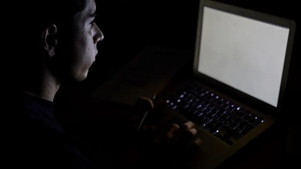 Archivo - Un estudiante utiliza el ordenador para realizar tareas en casa