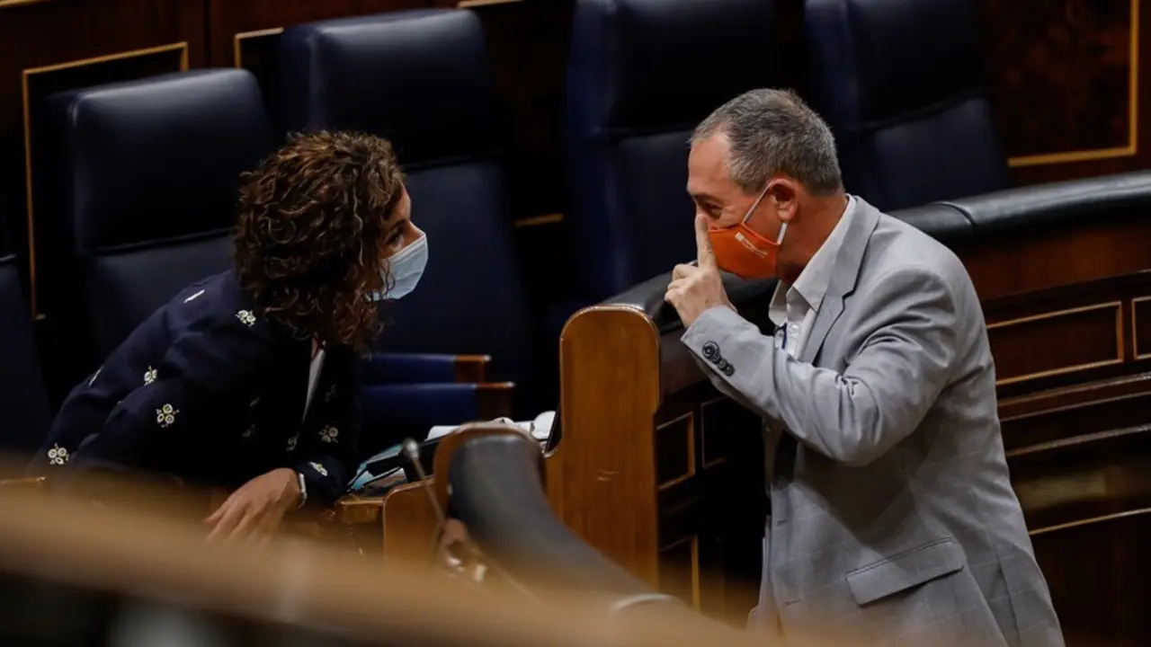 Archivo - La ministra portavoz y de Hacienda, Mar&iacute;a Jes&uacute;s Montero; y el diputado de Comprom&iacute;s en el Congreso, Joan Baldov&iacute;, mantienen una conversaci&oacute;n durante una sesi&oacute;n de control al Gobierno en el Congreso de los Diputados, en Madrid, (Espa&ntilde;a), a 14 de 