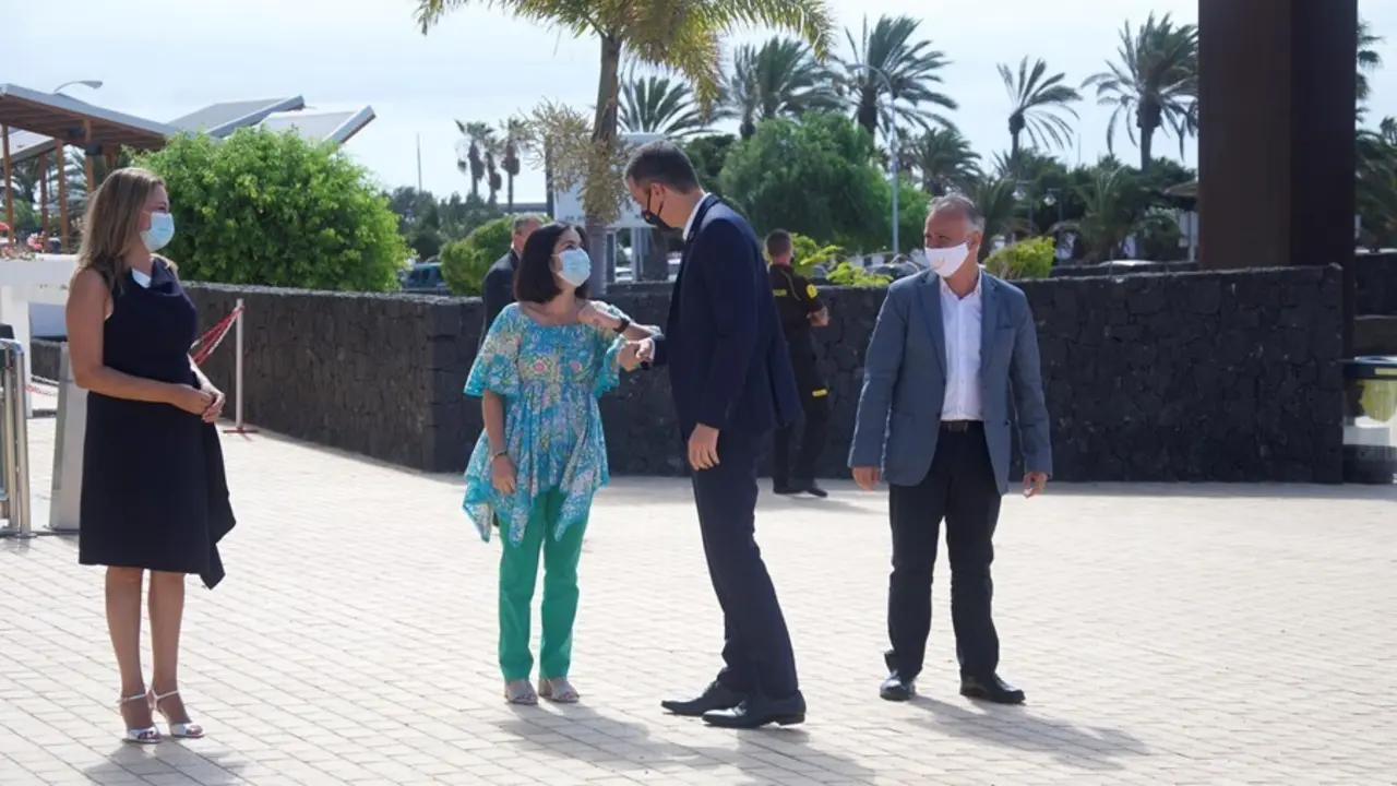 Archivo - El presidente del Gobierno, Pedro S&aacute;nchez (2d), saluda a la ministra de Sanidad, Carolina Darias, en presencia del presidente de Canarias, &Aacute;ngel Victor Torres, y la presidente de Lanzarote, Dolores  Corujo, en su visita el pasado a&ntilde;o a Lanzarote