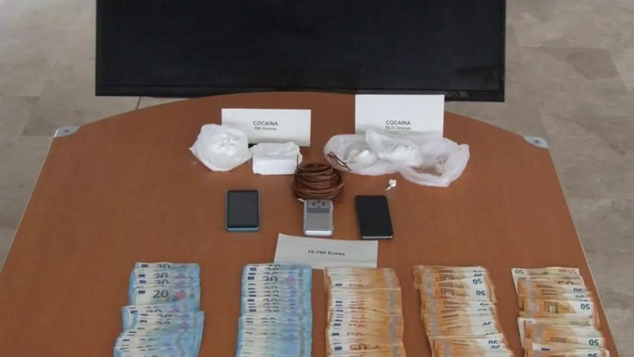 Dinero y objetos incautados por la Guardia Civil tras desarticular una organizaci&oacute;n criminal dedicada al tr&aacute;fico de coca&iacute;na en Tomelloso