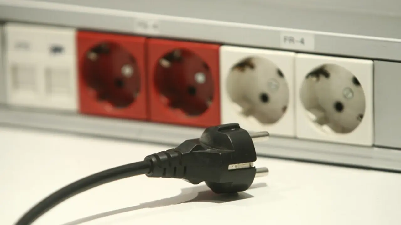 Archivo - Recusro electricidad. Luz. Enchufe.