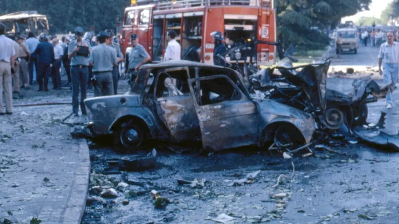 Archivo - Atentado del "comando Espa&ntilde;a" de ETA con un coche bomba en la Plaza de la Rep&uacute;blica Dominicana de Madrid. En la foto: cami&oacute;n de bomberos junto al coche que ha explotado, a 14 de julio de 1986.