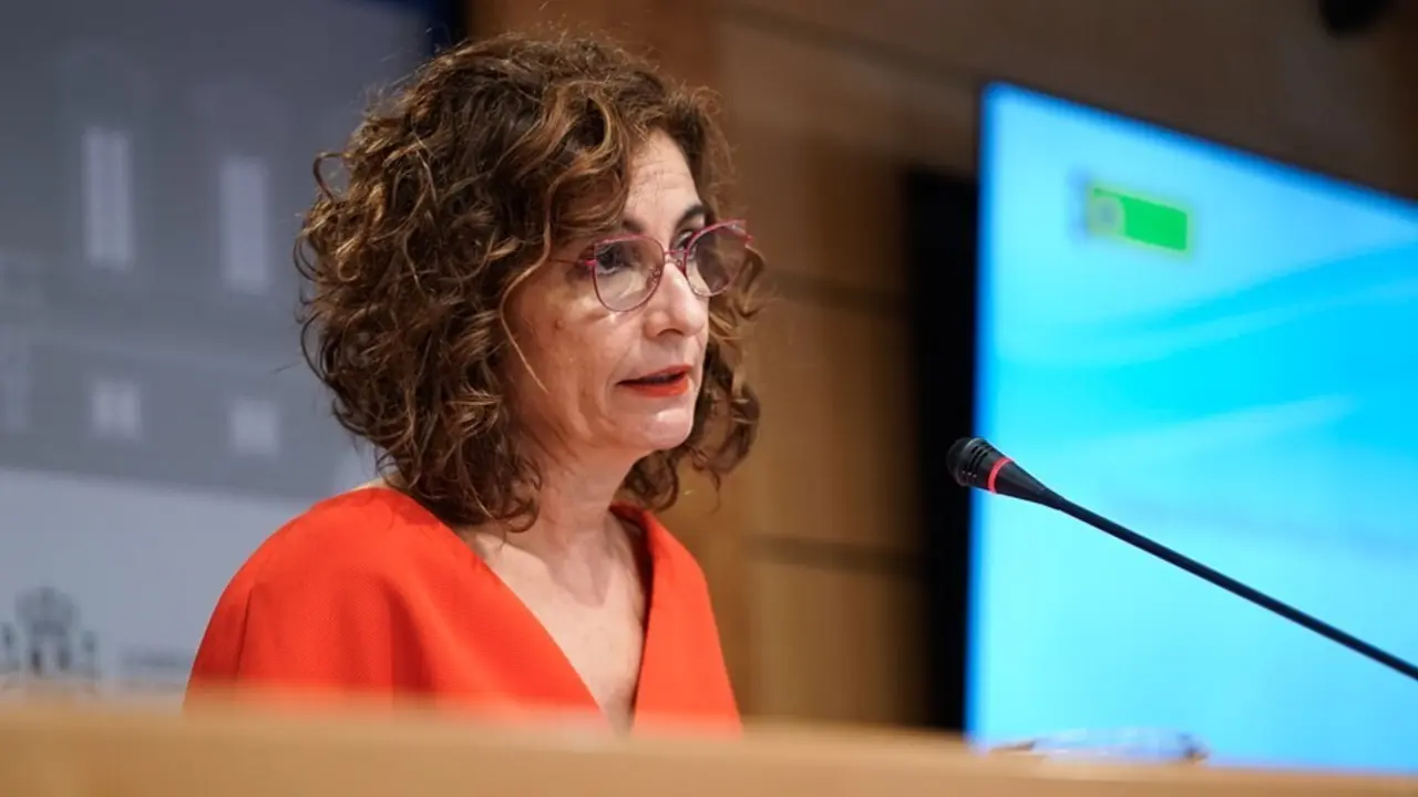 La ministra de Hacienda y Funci&oacute;n P&uacute;blica, Maria Jes&uacute;s Montero, interviene en una rueda de prensa posterior a una reuni&oacute;n del Consejo de Pol&iacute;tica Fiscal y Financiera, a 28 de julio de 2021, en Madrid, (Espa&ntilde;a).