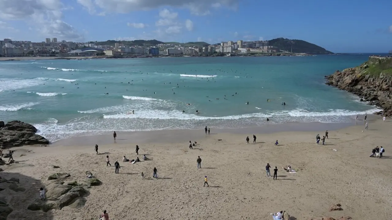 Archivo - Varias personas disfrutan de un d&iacute;a de playa