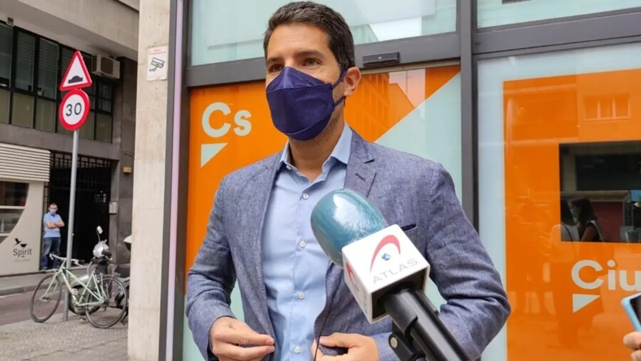 El portavoz de Cs en el Parlament, Nacho Mart&iacute;n Blanco, en declaraciones ante la sede de Cs en Barcelona