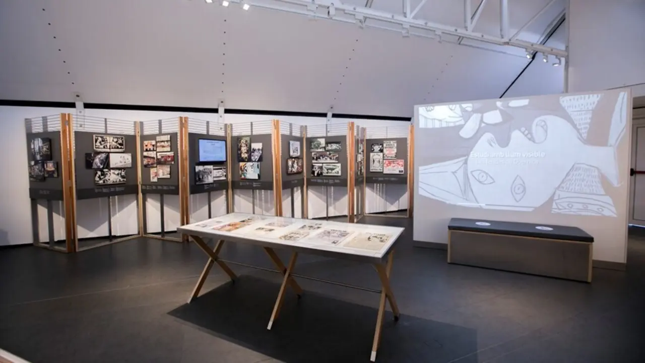 Archivo - La muestra 'Picasso. El viaje del Gernika' en el Moll de Borja de la playa de Gandia (Valencia).