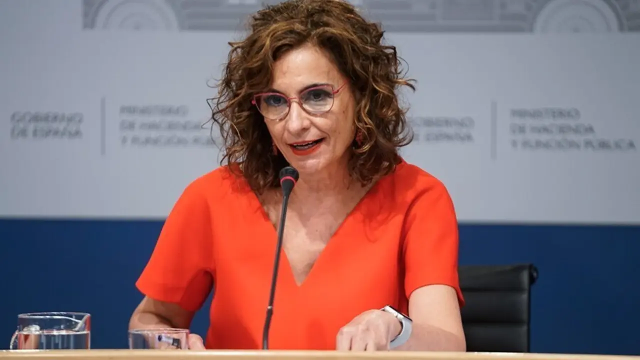 La ministra de Hacienda y Funci&oacute;n P&uacute;blica, Maria Jes&uacute;s Montero, interviene en una rueda de prensa posterior a una reuni&oacute;n del Consejo de Pol&iacute;tica Fiscal y Financiera, a 28 de julio de 2021, en Madrid, (Espa&ntilde;a).