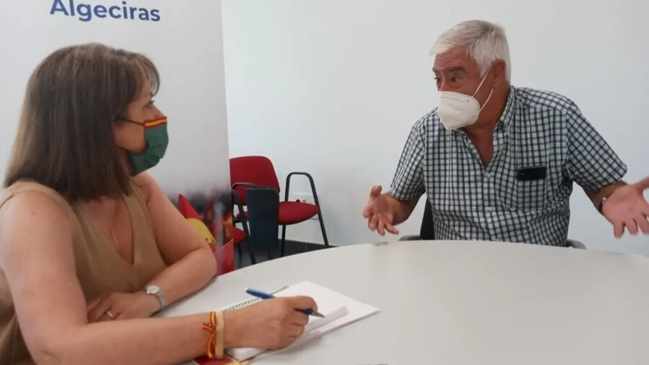 La parlamentaria de Vox, &Aacute;ngela Mulas, durante la reuni&oacute;n que ha mantenido en Algeciras (C&aacute;diz) con la Asociaci&oacute;n M&aacute;rgenes y V&iacute;nculos.