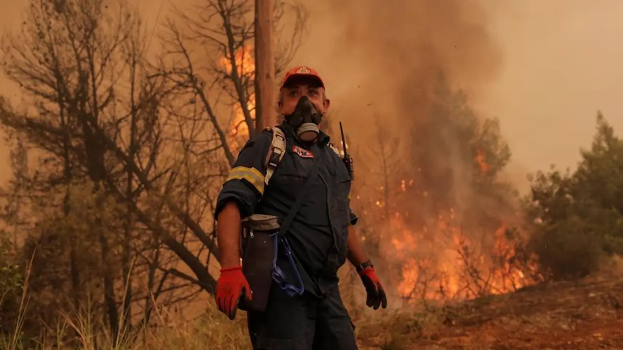 Un bombero hace una pausa debido a la escasez de agua mientras lucha contra las llamas durante un incendio forestal en el pueblo de Istiaia en la isla de Evia, Grecia, 09 de agosto de 2021. Los incendios desatados esta semana en el &Aacute;tica y la isla de Eubea han quemado m&aacute;s de un cuarto de mill&oacute;n de stremmas, seg&uacute;n inform&oacute; el 08 de agosto el Observatorio Nacional del Centro de Atenas M&aacute;s All&aacute;. En el norte del &Aacute;tica se han quemado hasta ahora unas 76.150 stremmas (7.615 hect&aacute;reas). En la isla de Evia, la superficie quemada es de 197.940 stremmas (19.794 hect&aacute;reas). Estas cifras se refieren &uacute;nicamente a los incendios en el &Aacute;tica y Eubea, pero decenas de grandes incendios han afectado a varias zonas de todo el pa&iacute;s. (Incendio, Grecia, Atenas) EFE/EPA/KOSTAS TSIRONIS