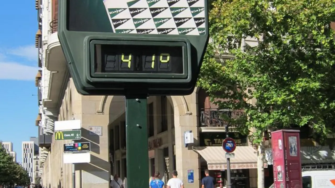Archivo - Term&oacute;metro a 41 grados cent&iacute;grados en Zaragoza