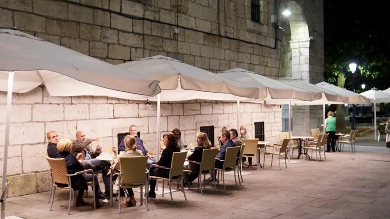 Archivo - Varias personas en una terraza de Santander, antes de su cierre a medianoche