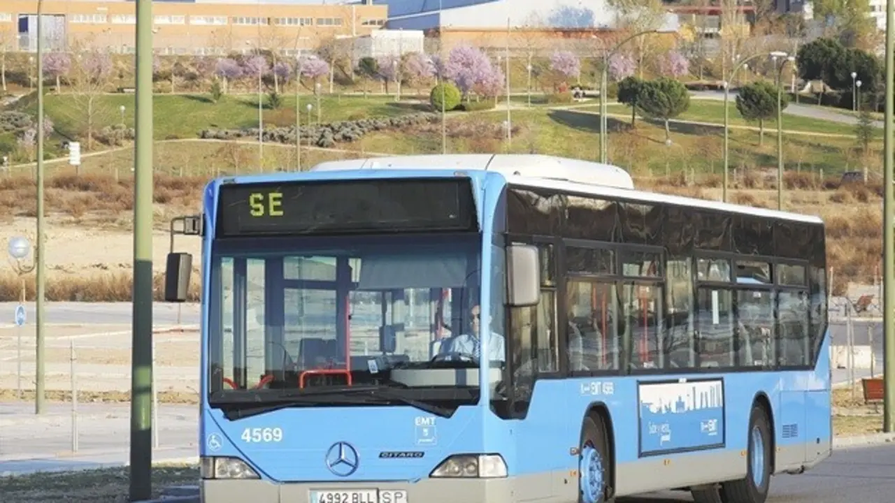 Archivo - Imagen de archivo de un autob&uacute;s de servicio especial de la EMT.
