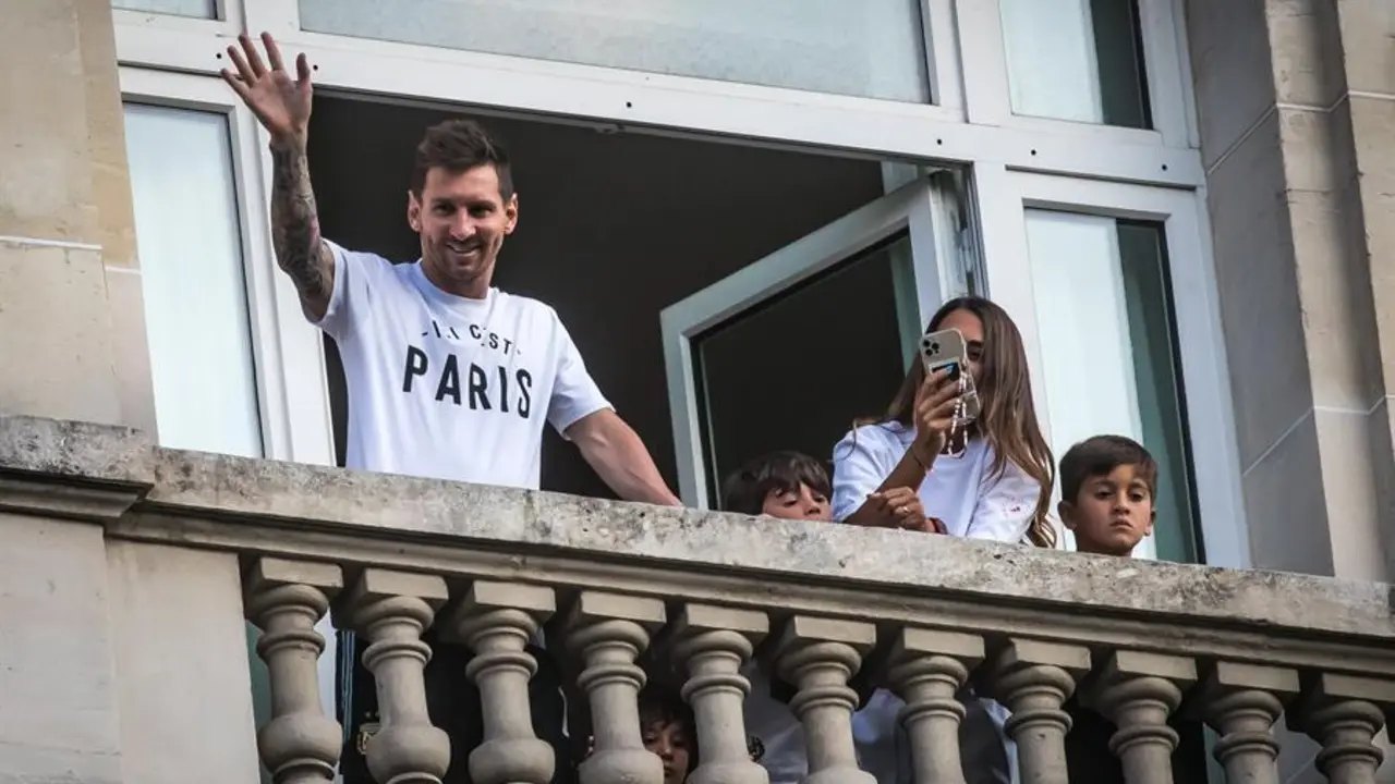 Argentinian striker Lionel Messi greets his supporters from a window of the 'Royal Monceau' hotel in Paris, France, 10 August 2021. Messi arrived to Paris to sign a contract with French soccer club Paris Saint-Germain. (Francia) EFE/EPA/CHRISTOPHE PETIT TESSON
