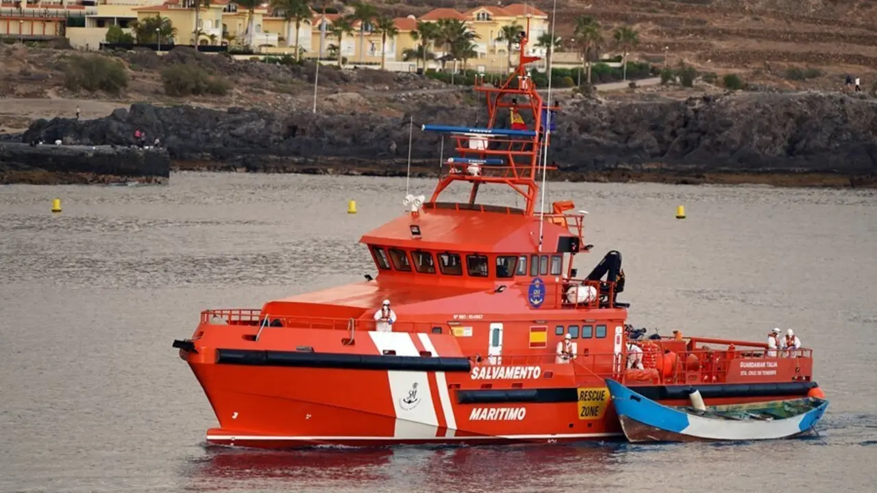 Archivo - Un barco de Salvamento Mar&iacute;timo llega al Puerto de los Cristianos