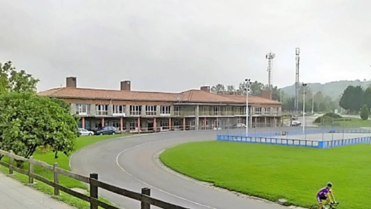 Antiguo edificio de la cafeter&iacute;a de Sniace, en el complejo deportivo. / ALERTA