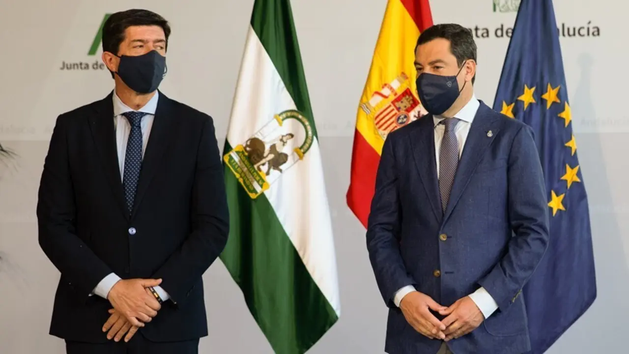 Archivo - El presidente de la Junta, Juanma Moreno (d) y  el vicepresidente de la Junta, Juan Mar&iacute;n (i) en una imagen de archivo.