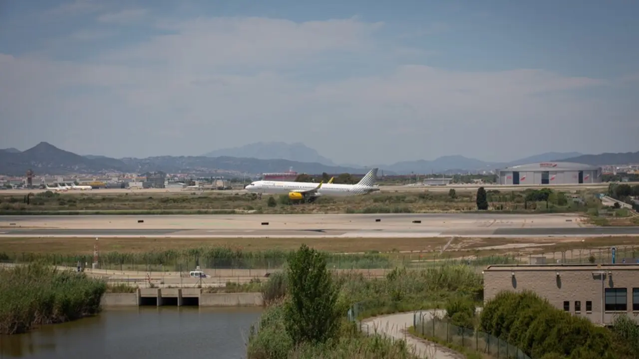Archivo - Un avi&oacute;n en el aeropuerto de Josep Tarradellas Barcelona-El Prat, cerca del espacio protegido natural de La Ricarda