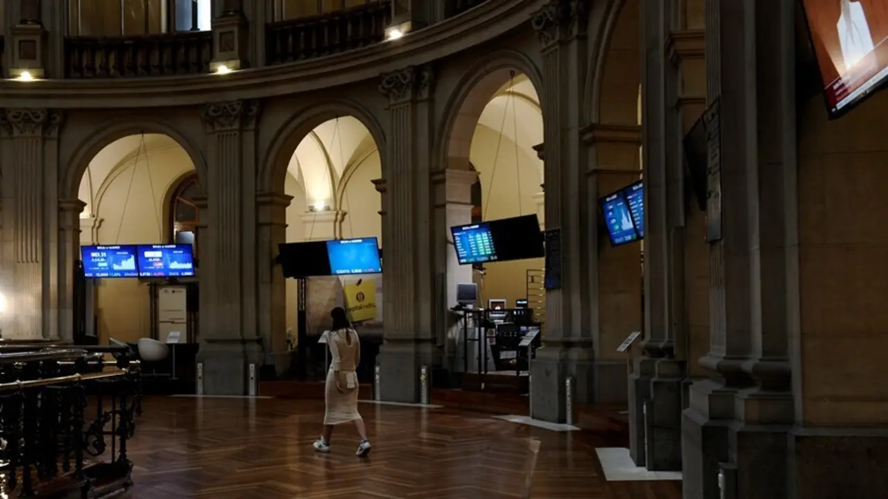 Archivo - Una mujer camina por el interior de la Bolsa de Madrid