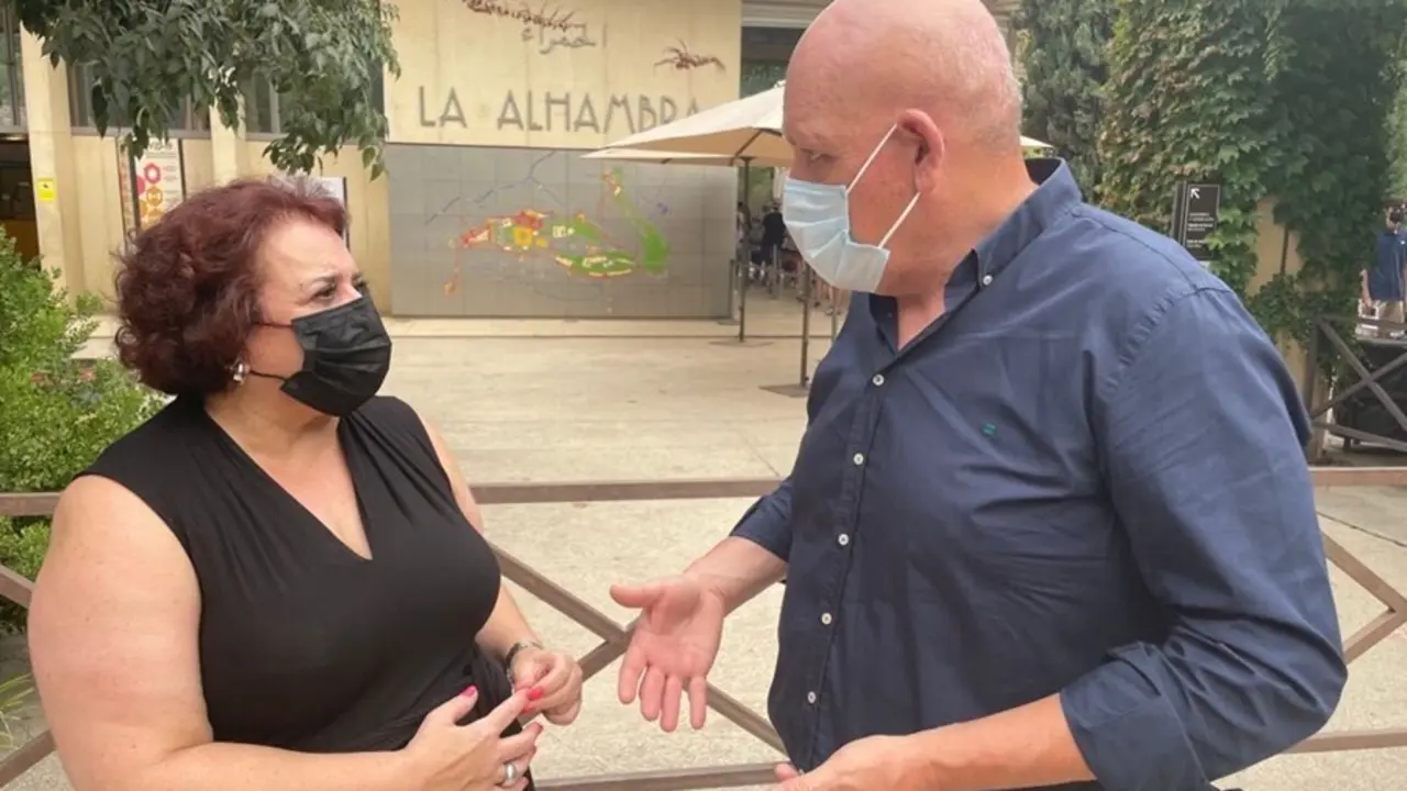 Teresa Jim&eacute;nez y Gerardo S&aacute;nchez, del PSOE, ante las taquillas de la Alhambra