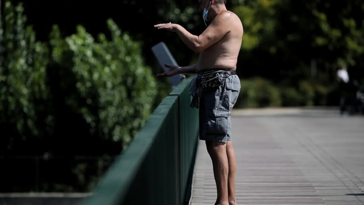 Archivo - Un hombre sin camiseta en el Parque Madrid R&iacute;o.