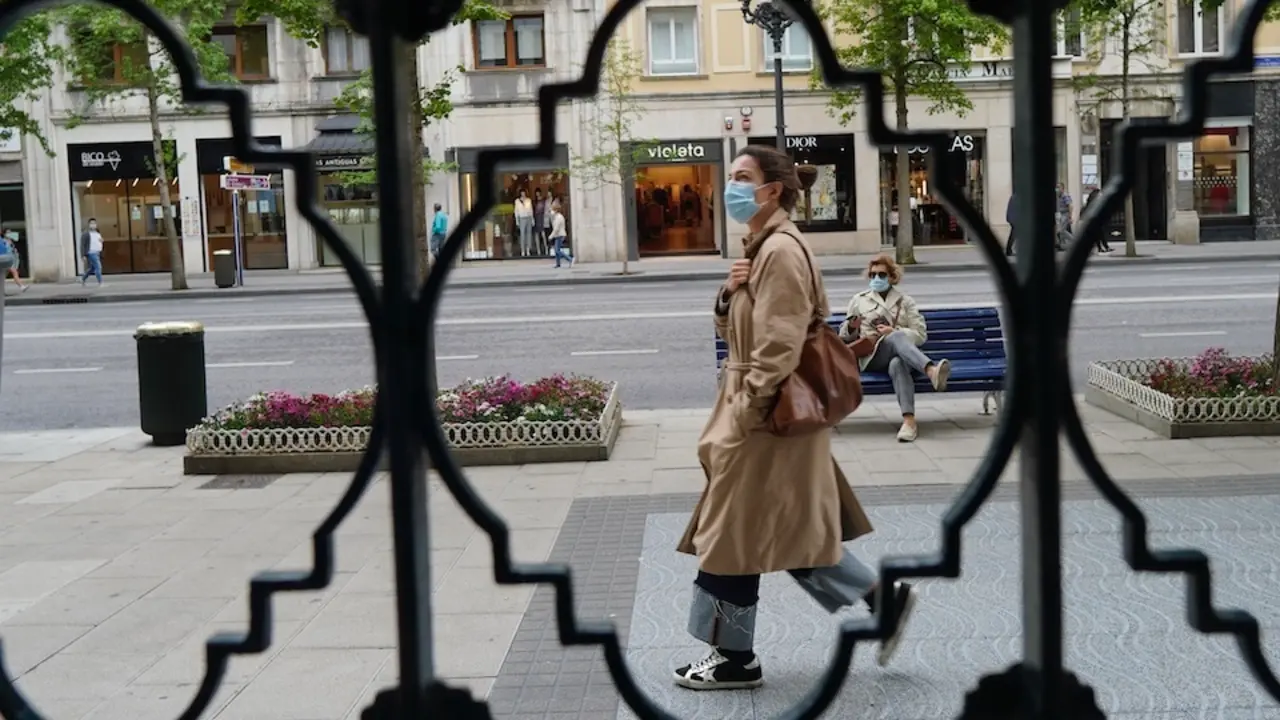 Una persona transita con mascarilla por el centro de la ciudad de Santander. / Hardy