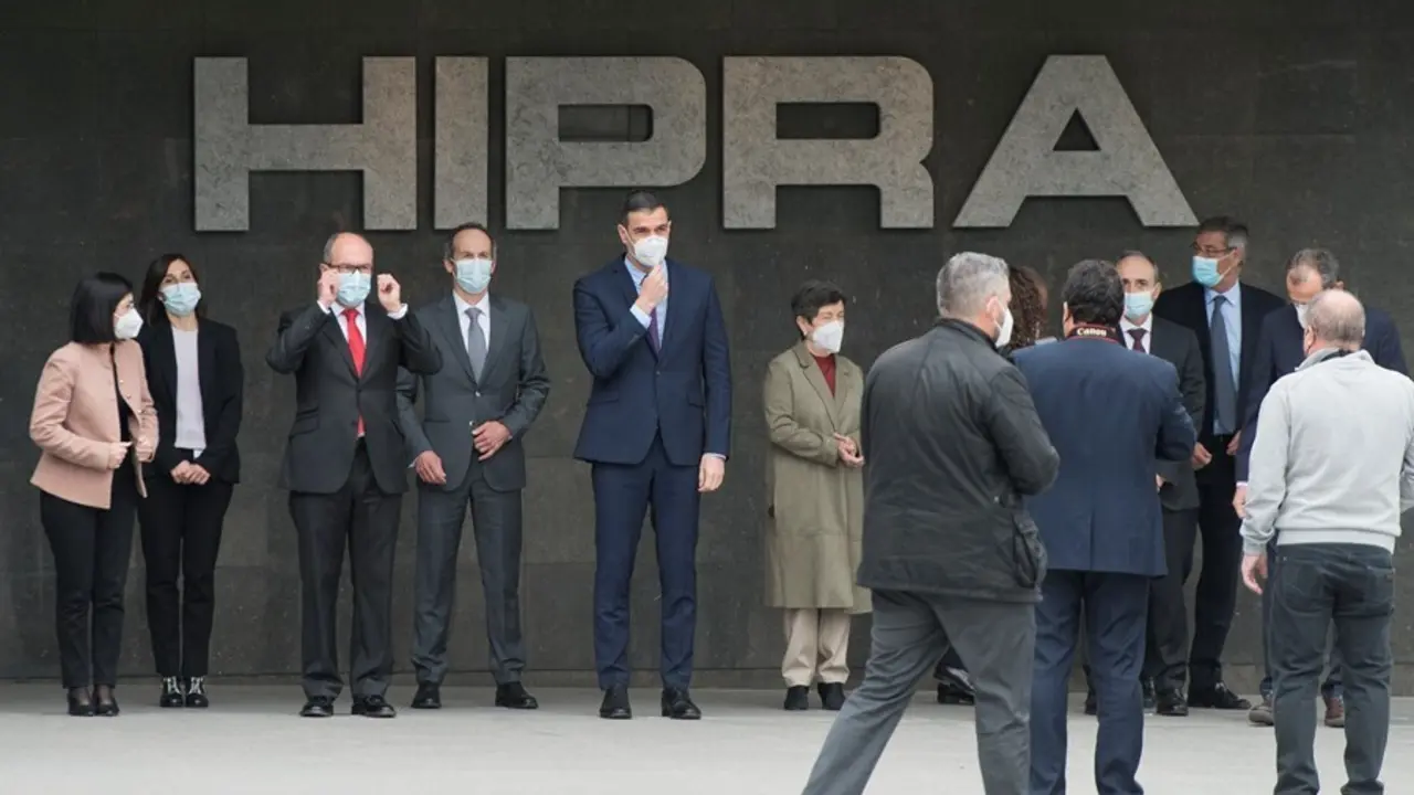 Archivo - El presidente del Gobierno, Pedro S&aacute;nchez (5i), posa en una fotograf&iacute;a de familia en las instalaciones de la farmac&eacute;utica Hipra, a 16 de abril de 2021, en Amer, Girona, Catalunya (Espa&ntilde;a).