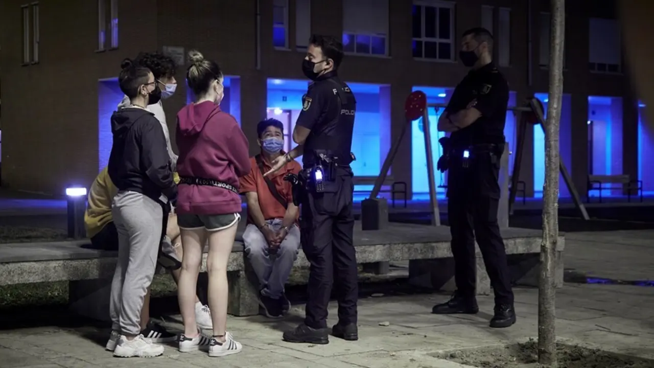 Agentes de la Polic&iacute;a Nacional patrullan por la ciudad de Pamplona, advirtiendo de la  entrada en vigor del toque de queda en Navarra, a 24 de julio de 2021, en Pamplona, Navarra (Espa&ntilde;a)