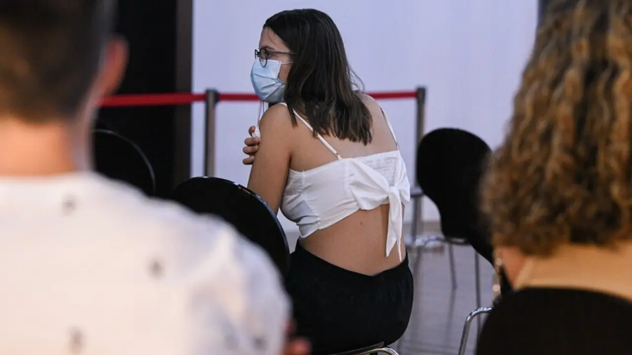 Una adolescente espera en una sala, despu&eacute;s de recibir la primera dosis de la vacuna Pfizer en el punto de vacunaci&oacute;n de X&aacute;tiva, situado en el Hogar de los Jubilados, a 10 de agosto de 2021, en X&aacute;tiva, Valencia, Comunidad Valenciana (Espa&ntilde;a).