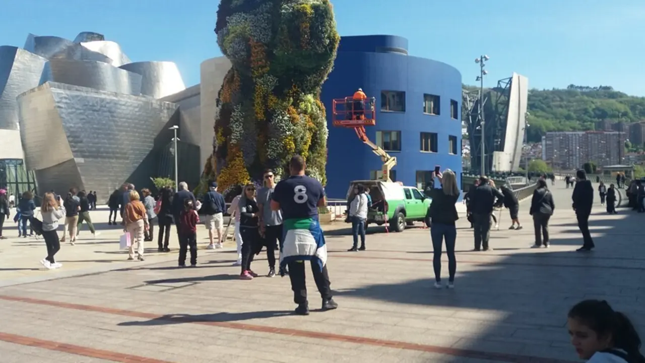 Archivo - Turistas ante el Museo Guggenheim