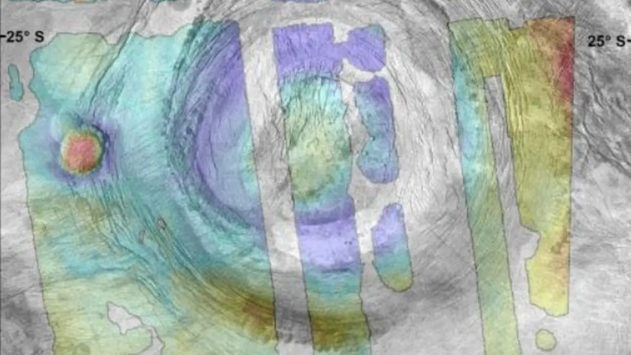 Imagen tomada por Magellan de Aramaiti Corona. Narina Tholus (centro izquierda) aparece como dos c&uacute;pulas adyacentes que se superponen en el anillo de fractura exterior oeste.