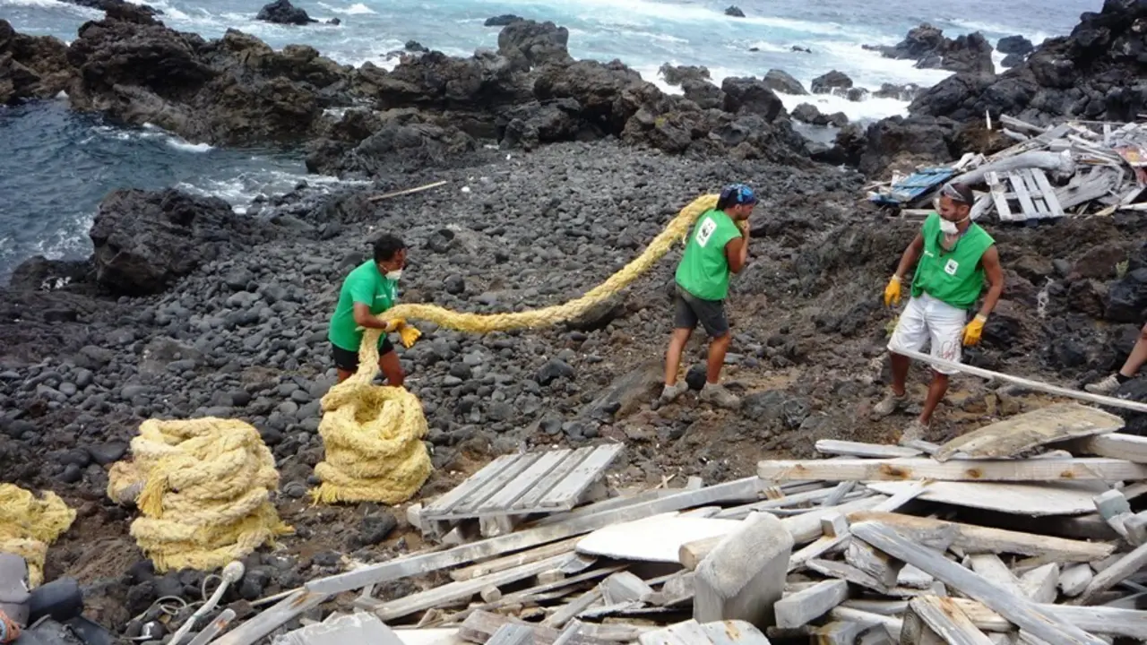 Voluntarios limpiando la isla de Alegranza
