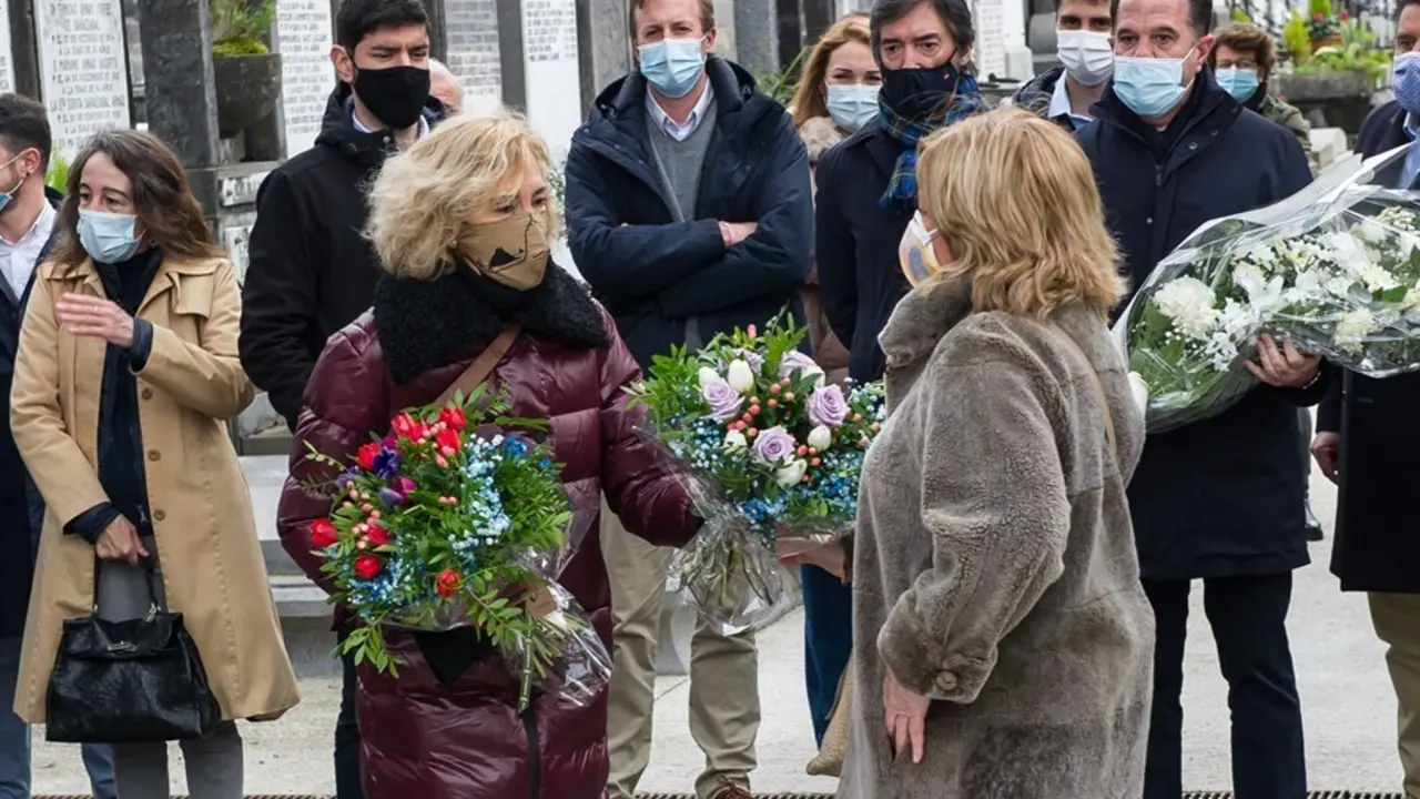 Archivo - La viuda de Gregorio Ord&oacute;&ntilde;ez, Ana Ir&iacute;bar (i), y la presidenta del Colectivo de V&iacute;ctimas del Terrorismo (Covite), Consuelo Ord&oacute;&ntilde;ez, sostienen un ramo de flores durante el acto en homenaje a Gregorio Ord&oacute;&ntilde;ez en el cementerio de Polloe, San Sebasti