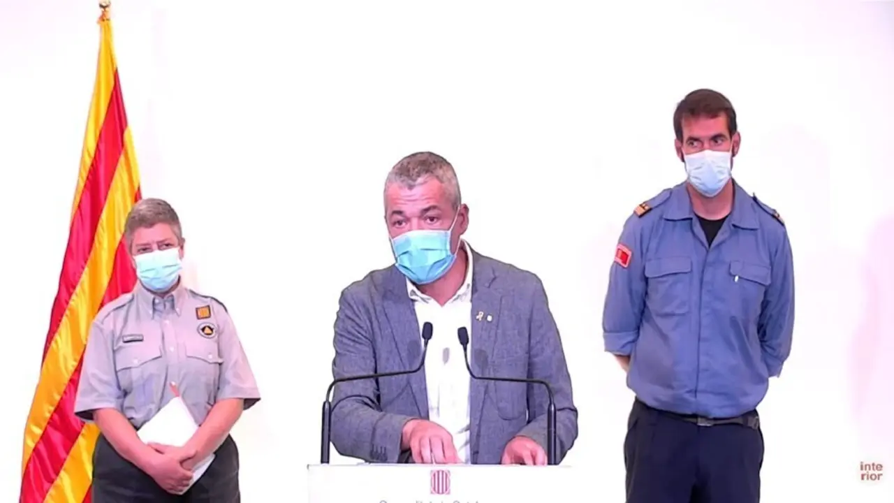 El secretario general de Interior de la Generalitat, Oriol Amor&oacute;s, con la subdirectora de Protecci&oacute;n Civil, Imma Sol&eacute;, y el subdirector general t&eacute;cnico Bombers de la Generalitat, Antonio Ramos, en rueda de prensa.
