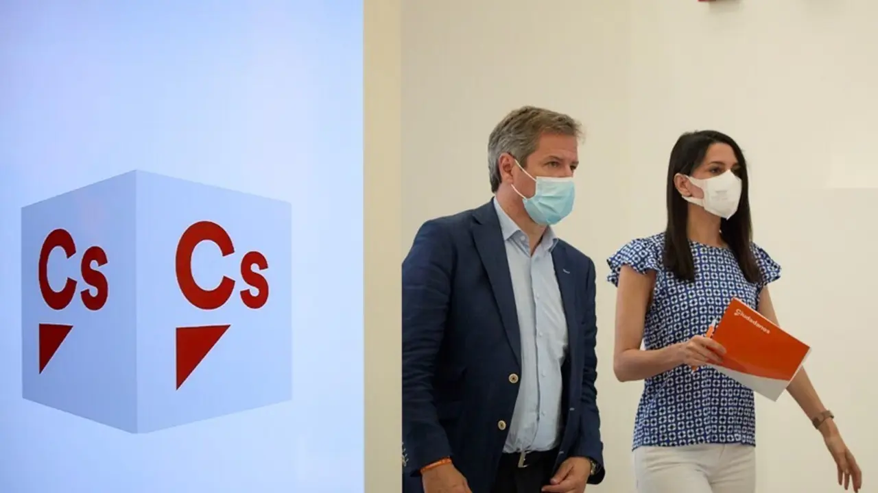 La presidenta de Ciudadanos, In&eacute;s Arrimadas, y el vicesecretario general y secretario de Comunicaci&oacute;n del partido, Daniel P&eacute;rez Calvo.