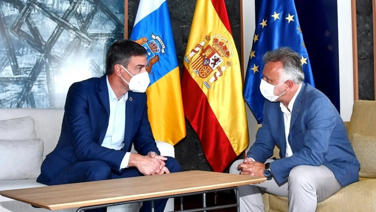 El presidente del Gobierno, Pedro S&aacute;nchez, reunido con el presidente de Canarias, &Aacute;ngel V&iacute;ctor Torres 
