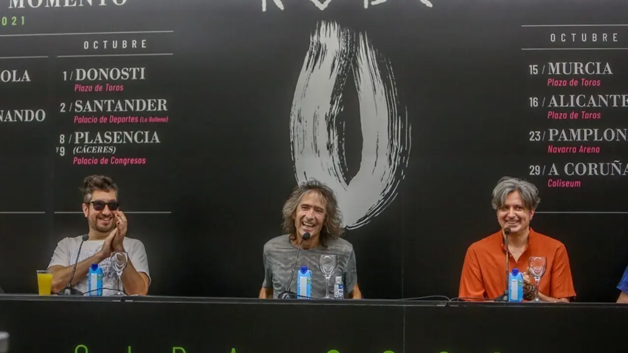 El cantante de Extremoduro, Robe Iniesta (c) junto dos miembros de su banda, durante una rueda de prensa en el C&iacute;rculo de Bellas Artes, a 11 de agosto de 2021, en Madrid, (Espa&ntilde;a). Durante la rueda de prensa, el guitarrista, cantante y compositor de Extre