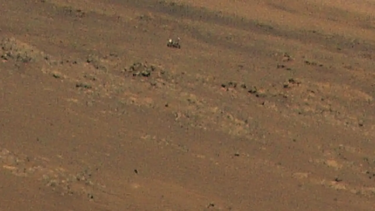 Ingenuity captur&oacute; el rover Perseverance en una imagen tomada durante su und&eacute;cimo vuelo a Marte el 4 de agosto.