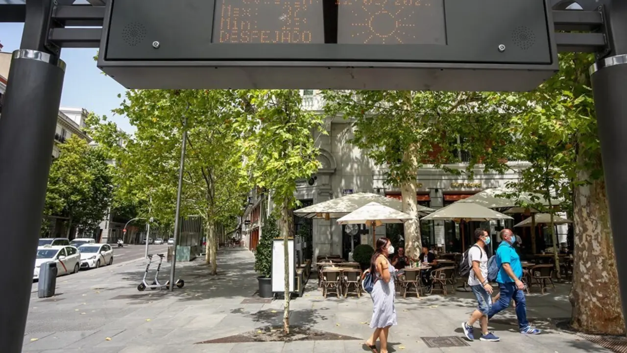 Un term&oacute;metro de una parada de bus indica la temperatura en el d&iacute;a de hoy, la m&aacute;xima de 38&ordm;C y la m&iacute;nima de 24&ordm;C, a 11 de agosto de 2021, en Madrid (Espa&ntilde;a). La primera ola de calor del verano deja temperaturas muy altas en Espa&ntilde;a desde este mi&eacute;rcoles y h